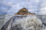 NEWS - Sturm Sabine: Meer überflutet die Brücke des Mont Saint-Michel