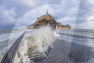 NEWS - Sturm Sabine: Meer überflutet die Brücke des Mont Saint-Michel