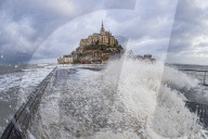 NEWS - Sturm Sabine: Meer überflutet die Brücke des Mont Saint-Michel