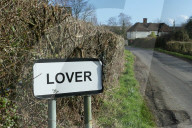FEATURE -  Ortschaft Lover in Wiltshire rüstet sich für den Valentinstag