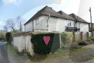 FEATURE -  Ortschaft Lover in Wiltshire rüstet sich für den Valentinstag