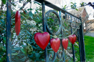 FEATURE -  Ortschaft Lover in Wiltshire rüstet sich für den Valentinstag