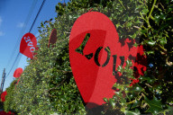 FEATURE -  Ortschaft Lover in Wiltshire rüstet sich für den Valentinstag