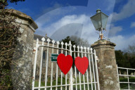 FEATURE -  Ortschaft Lover in Wiltshire rüstet sich für den Valentinstag