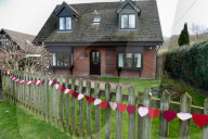 FEATURE -  Ortschaft Lover in Wiltshire rüstet sich für den Valentinstag