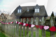 FEATURE -  Ortschaft Lover in Wiltshire rüstet sich für den Valentinstag
