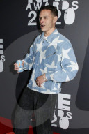 PEOPLE - NME Awards: Rapper Slowthai trinkt ein Bier auf dem roten Teppich
