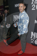 PEOPLE - NME Awards: Rapper Slowthai trinkt ein Bier auf dem roten Teppich