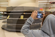 NEWS - Coronavirus: Leere Supermarktregale in Hongkong