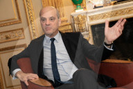 PORTRAIT - Französicher Bildungsminister Jean-Michel Blanquer in seinem Büro