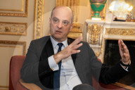 PORTRAIT - Französicher Bildungsminister Jean-Michel Blanquer in seinem Büro
