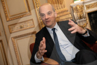 PORTRAIT - Französicher Bildungsminister Jean-Michel Blanquer in seinem Büro