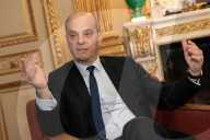 PORTRAIT - Französicher Bildungsminister Jean-Michel Blanquer in seinem Büro