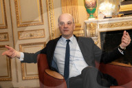 PORTRAIT - Französicher Bildungsminister Jean-Michel Blanquer in seinem Büro