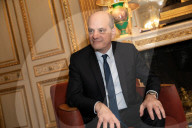 PORTRAIT - Französicher Bildungsminister Jean-Michel Blanquer in seinem Büro