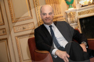 PORTRAIT - Französicher Bildungsminister Jean-Michel Blanquer in seinem Büro