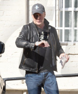 EXKLUSIV - Bruce Willis in schwarzer Lederjacke holt sich einen Burger zum Mittagessen