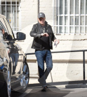 EXKLUSIV - Bruce Willis in schwarzer Lederjacke holt sich einen Burger zum Mittagessen