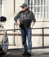 EXKLUSIV - Bruce Willis in schwarzer Lederjacke holt sich einen Burger zum Mittagessen