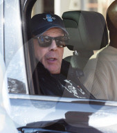 EXKLUSIV - Bruce Willis in schwarzer Lederjacke holt sich einen Burger zum Mittagessen