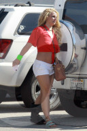 EXKLUSIV - Britney Spears humpelt mit einem Gips ins Tanning-Studio