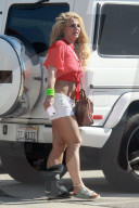 EXKLUSIV - Britney Spears humpelt mit einem Gips ins Tanning-Studio