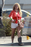 EXKLUSIV - Britney Spears humpelt mit einem Gips ins Tanning-Studio
