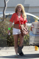 EXKLUSIV - Britney Spears humpelt mit einem Gips ins Tanning-Studio