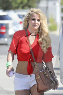 EXKLUSIV - Britney Spears humpelt mit einem Gips ins Tanning-Studio