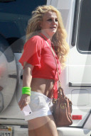 EXKLUSIV - Britney Spears humpelt mit einem Gips ins Tanning-Studio