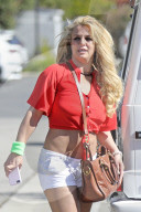 EXKLUSIV - Britney Spears humpelt mit einem Gips ins Tanning-Studio