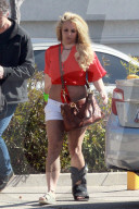 EXKLUSIV - Britney Spears humpelt mit einem Gips ins Tanning-Studio