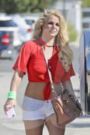 EXKLUSIV - Britney Spears humpelt mit einem Gips ins Tanning-Studio