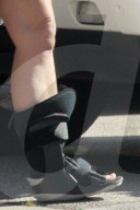 EXKLUSIV - Britney Spears humpelt mit einem Gips ins Tanning-Studio