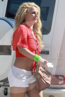 EXKLUSIV - Britney Spears humpelt mit einem Gips ins Tanning-Studio