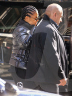 EXKLUSIV - Janet Jackson bummelt bei Balenciaga in New York