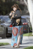 EXKLUSIV - Baywatch Schauspielerin Yasmine Bleeth geht mit dem Hund Gassi