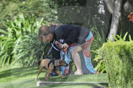 EXKLUSIV - Baywatch Schauspielerin Yasmine Bleeth geht mit dem Hund Gassi