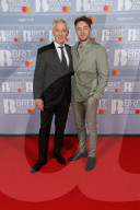 PEOPLE - Brit Awards: Promis auf dem Roten Teppich