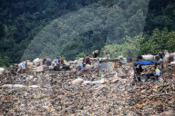 FEATURE - Berge voller Plastik in Indonesien
