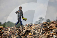 FEATURE - Berge voller Plastik in Indonesien