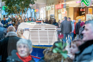 FEATURE - Weltrekord-Versuch in Hamburg;: Kunden und Besucher bauen das längste Lego-Schiff der Welt