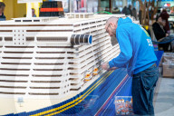 FEATURE - Weltrekord-Versuch in Hamburg;: Kunden und Besucher bauen das längste Lego-Schiff der Welt
