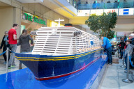 FEATURE - Weltrekord-Versuch in Hamburg;: Kunden und Besucher bauen das längste Lego-Schiff der Welt
