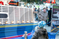 FEATURE - Weltrekord-Versuch in Hamburg;: Kunden und Besucher bauen das längste Lego-Schiff der Welt
