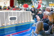 FEATURE - Weltrekord-Versuch in Hamburg;: Kunden und Besucher bauen das längste Lego-Schiff der Welt