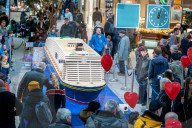 FEATURE - Weltrekord-Versuch in Hamburg;: Kunden und Besucher bauen das längste Lego-Schiff der Welt
