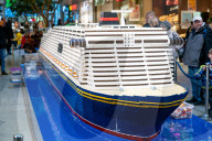 FEATURE - Weltrekord-Versuch in Hamburg;: Kunden und Besucher bauen das längste Lego-Schiff der Welt