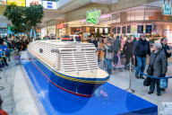 FEATURE - Weltrekord-Versuch in Hamburg;: Kunden und Besucher bauen das längste Lego-Schiff der Welt