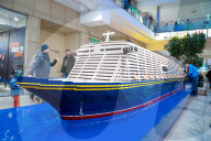 FEATURE - Weltrekord-Versuch in Hamburg;: Kunden und Besucher bauen das längste Lego-Schiff der Welt